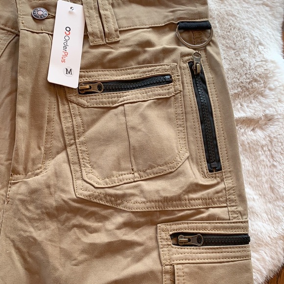 NWT. Cargo shorts - Picture 4 of 9